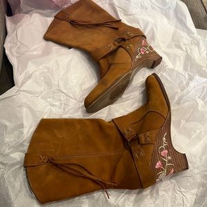 Seychelles Suede Embroidered Floral Wedge Harness Boots Size 8